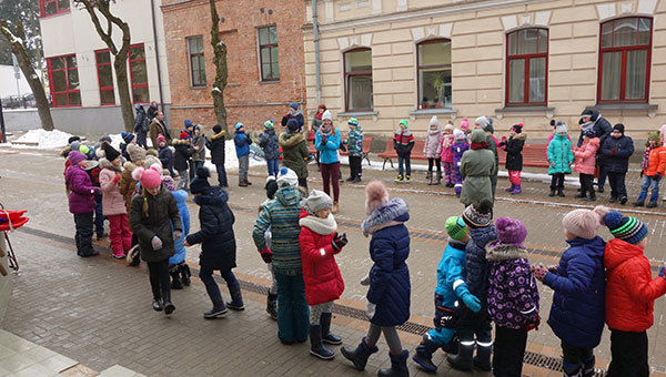 „Vizu, vizu, Metenīti”: Meteņi Sasnaņas pamatskolā