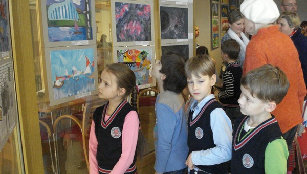Saskaņas pamatskolas skolēni apmeklē bērnu zīmējumu izstādi