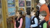 Saskaņas pamatskolas skolēni apmeklē bērnu zīmējumu izstādi