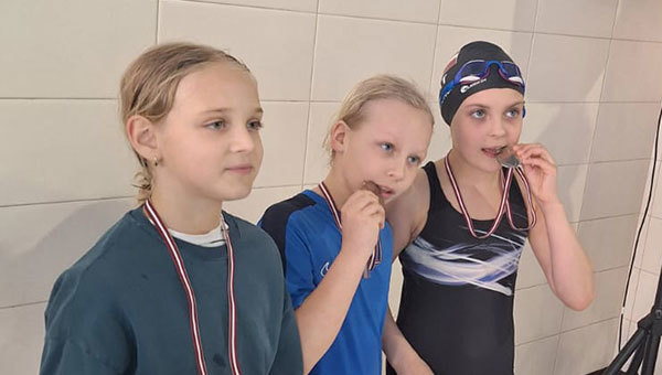 Daugavpils skolu peldēšanas sacensībās mūsu skolēni izcīna godalgotas vietas