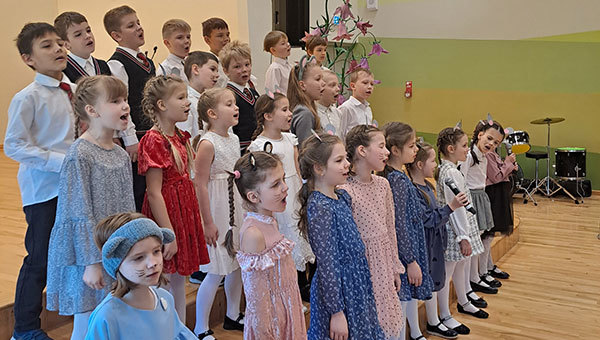 Mātes dienai veltīti pasākumi sākumskolā
