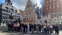 9. klašu skolēni iepazīst Rīgas vēsturi Melngalvju namā
