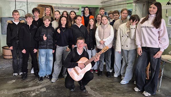 7. klašu skolēni iepazīst Daugavpils skrošu rūpnīcas vēsturi