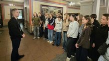 Aizraujošs piedzīvojums vēsturē: 8.a un 8.b klases skolēni viesojas Melngalvju namā