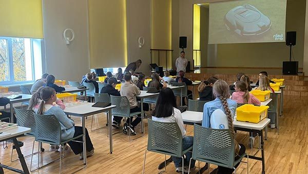 5.c klase iepazīst ROBO HUB pasauli STEM nodarbībā!